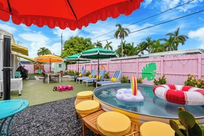 Outdoor spa tub - CowboyPool, MiniGolf, Arcade, Firepit, PingPong! Hallandale Beach Gem (Hallandale Beach)
