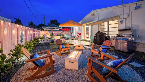 Un'area patio esterna con posti a sedere, un braciere e un barbecue.