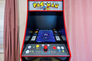 Game room - CowboyPool, MiniGolf, Arcade, Firepit, PingPong! Hallandale Beach Gem (Hallandale Beach)