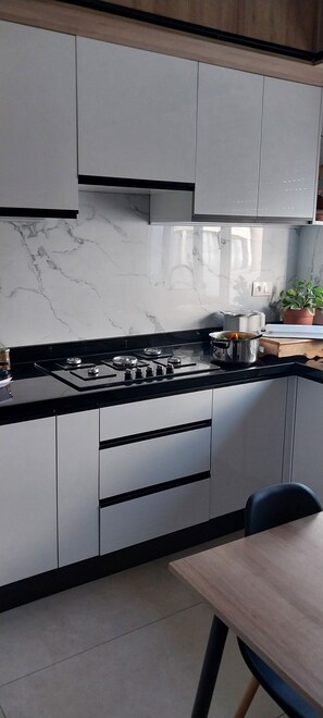 Geladeira, micro-ondas, fogão, cooktop