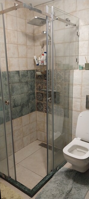 Haartrockner, Handtücher, Seife, Toilettenpapier