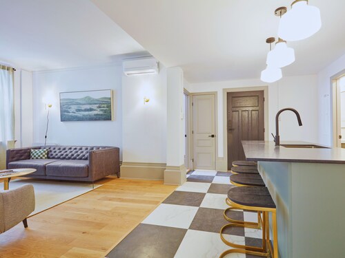 The Liverpool – 3-Bedroom, 1.5-Bath Apartment in Downtown Montreal with Parking