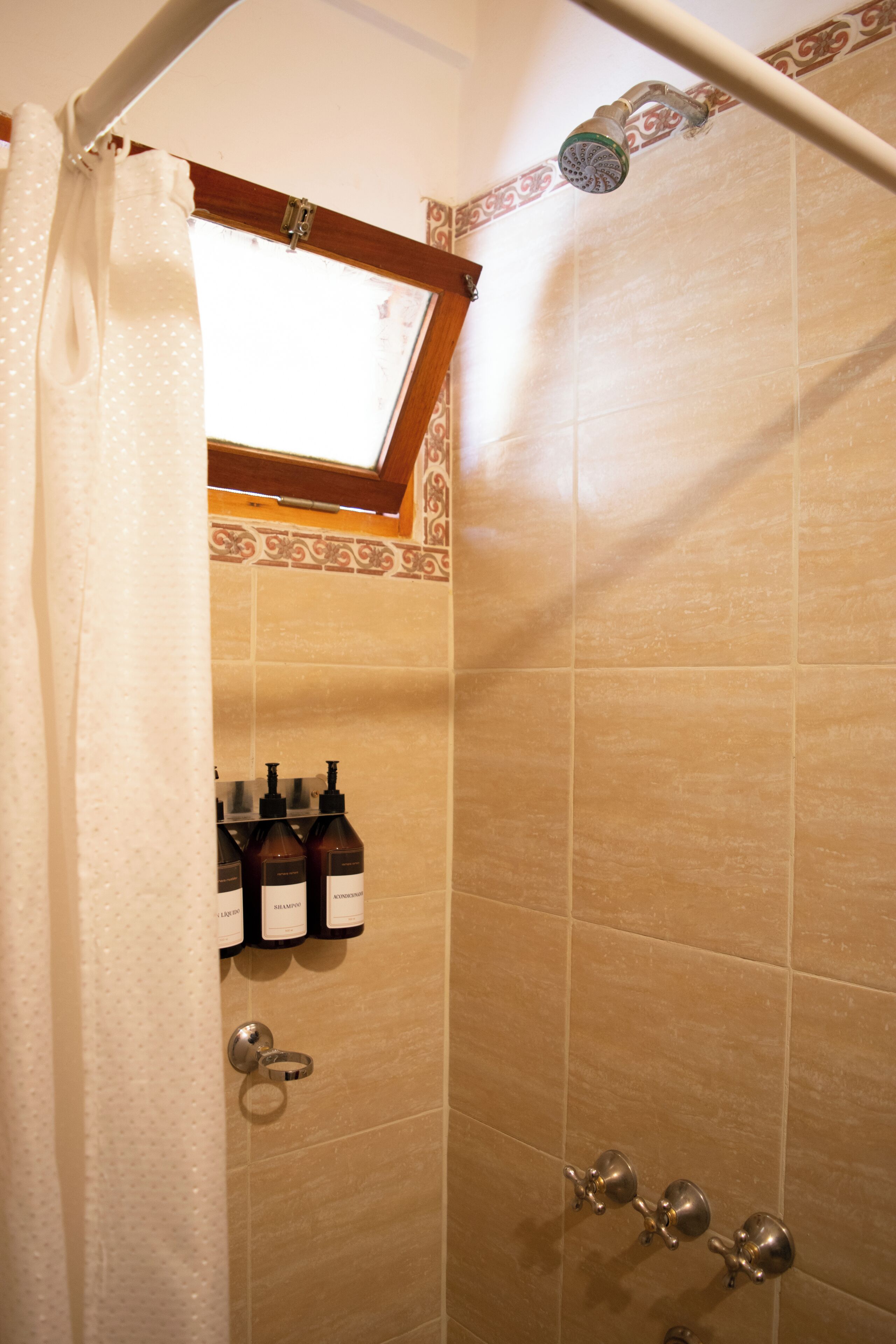 Quarto casal standard | Banheiro | Chuveiro, toalhas de banho, sabonete, shampoo