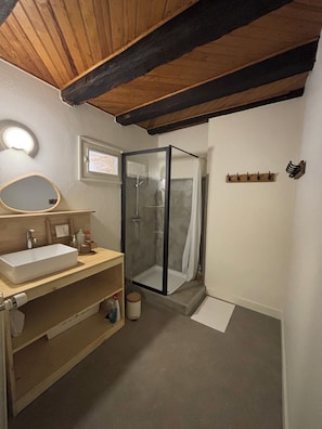 Dusche, Haartrockner, Handtücher, Toilettenpapier
