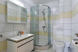 Dusj, hårføner, håndklær og såpe