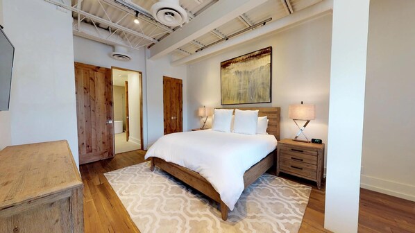 2 chambres, bureau, fer et planche à repasser, lit parapluie