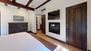 2 bedrooms, iron/ironing board, travel cot, WiFi