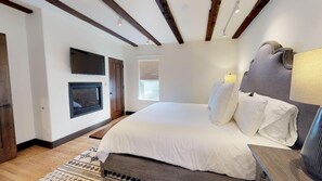 2 bedrooms, iron/ironing board, travel cot, WiFi - Delgado D: One block from Canyon Road! (Santa Fe)