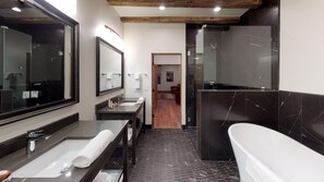 Sèche-cheveux, serviettes fournies