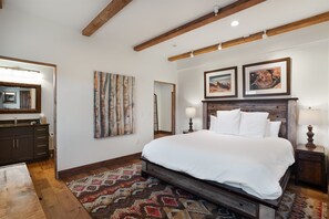 3 chambres, bureau, fer et planche à repasser, lit parapluie