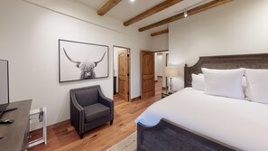 3 habitaciones, escritorio y tabla de planchar con plancha 