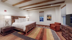 3 bedrooms, desk, iron/ironing board, travel cot