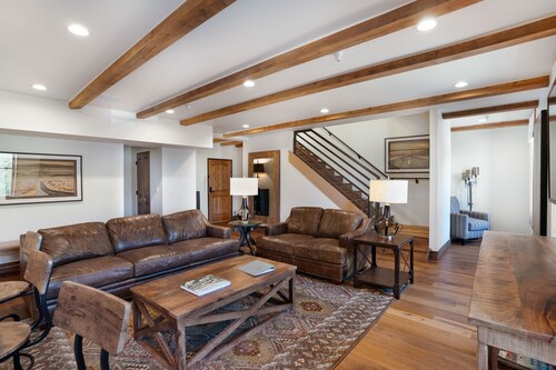 Water Street Residence C: Located just 400 feet from the Plaza!