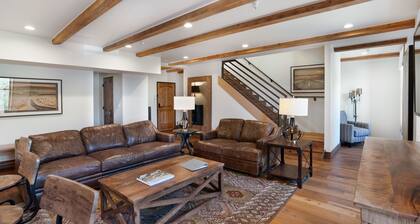 Water Street Residence C: Located just 400 feet from the Plaza!