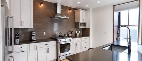 Frigorífico, microondas, horno y placa de cocina