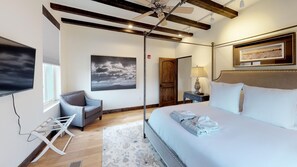 2 habitaciones, escritorio y tabla de planchar con plancha 
