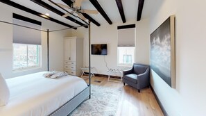 2 habitaciones, escritorio y tabla de planchar con plancha 