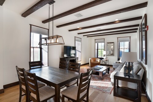 Water Street Residence A: Located just 400 feet from the Plaza!