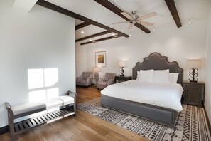 2 habitaciones, escritorio y tabla de planchar con plancha 