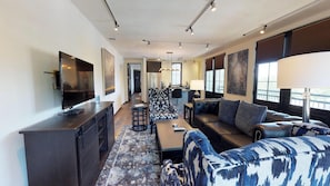 Smart TV, fireplace
