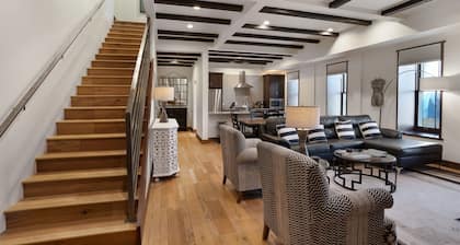 Water Street Residence B: Located just 400 feet from the Plaza!