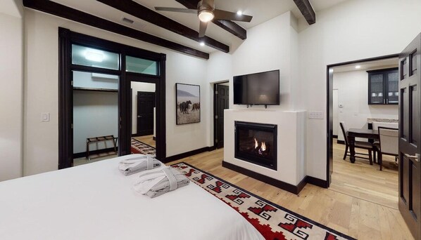 2 bedrooms, iron/ironing board, travel cot, WiFi - Artesia Casita | Historic 2 Bedroom Santa Fe Railyard District Retreat (Santa Fe)