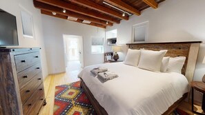 1 bedroom, iron/ironing board, travel cot, WiFi - Chama Casita | Historic 2 Bedroom in Santa Fe Railyard District (Santa Fe)
