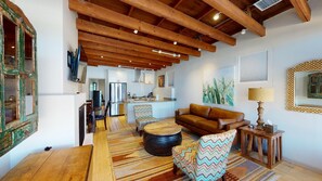 Smart TV, fireplace - Chama Casita: Downtown Railyard District, short walk to Plaza (Santa Fe)