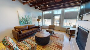 Smart TV, fireplace