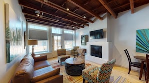 Smart TV y chimenea