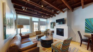 Smart TV, fireplace - Chama Casita | Historic 2 Bedroom in Santa Fe Railyard District (Santa Fe)
