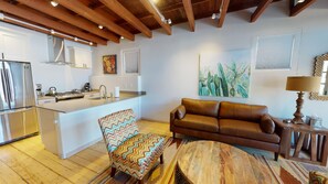 Smart TV, fireplace - Chama Casita: Downtown Railyard District, short walk to Plaza (Santa Fe)