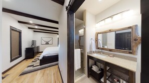 2 bedrooms, desk, iron/ironing board, travel cot