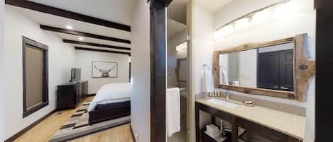 2 bedrooms, desk, iron/ironing board, travel crib