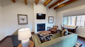 Una Smart TV, una chimenea