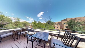 Outdoor dining - The Lincoln 401, 3 Bed / 3.5 Bath, Luxury Condo (Santa Fe)