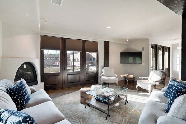 Smart TV, fireplace