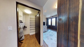 3 Schlafzimmer, Schreibtisch, Bügeleisen/Bügelbrett, Reisekinderbett