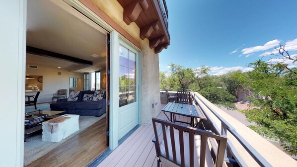 Outdoor dining - The Lincoln 401, 3 Bed / 3.5 Bath, Luxury Condo (Santa Fe)