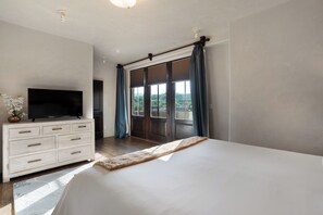 3 bedrooms, in-room safe, desk, iron/ironing board