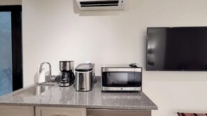 Een koelkast, een microgolfoven, een koffiezetapparaat/waterkoker