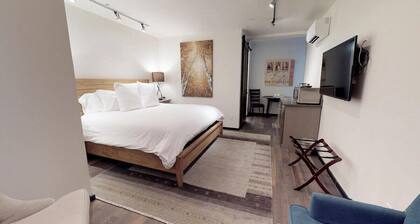 The Lincoln 304, 1 Bed / 1 Bath, Studio with Kitchenette