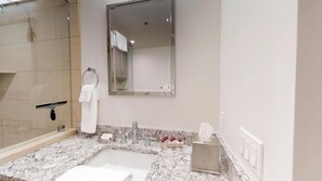 Hair dryer, towels - The Lincoln 304, 1 Bed / 1 Bath, Studio with Kitchenette (Santa Fe)