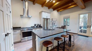 Geladeira, micro-ondas, fogão, cooktop