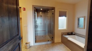 Hair dryer, towels, shampoo, toilet paper - The Lincoln 402, 2 Bed / 2.5 Bath, Luxury Condo (Santa Fe)
