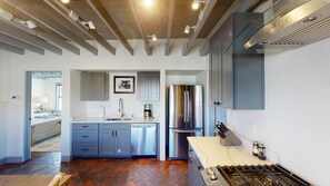 Fridge, microwave, oven, stovetop - El Rito Casita: Downtown Railyard District, short walk to Plaza (Santa Fe)