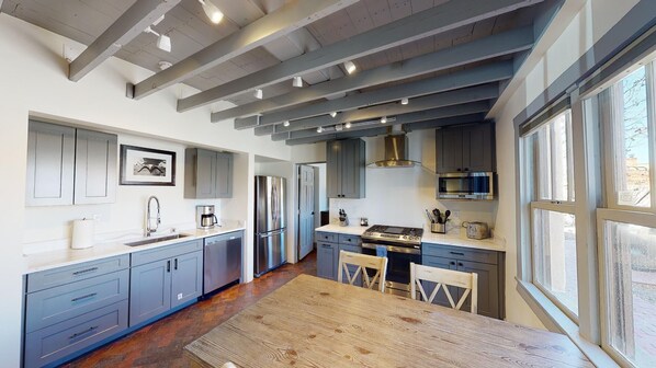 Fridge, microwave, oven, stovetop - El Rito Casita: Downtown Railyard District, short walk to Plaza (Santa Fe)