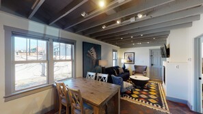 TV, fireplace - El Rito Casita: Downtown Railyard District, short walk to Plaza (Santa Fe)