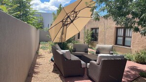 Terrace/patio - El Rito Casita: Downtown Railyard District, short walk to Plaza (Santa Fe)