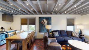 TV, fireplace - El Rito Casita: Downtown Railyard District, short walk to Plaza (Santa Fe)